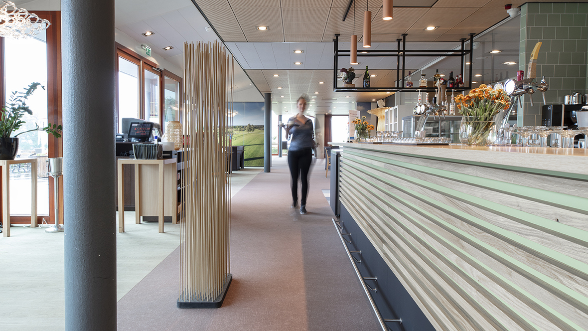 Flotex houtlook en effen bruine vloer in restaurant golfclub Rijk van Margraten